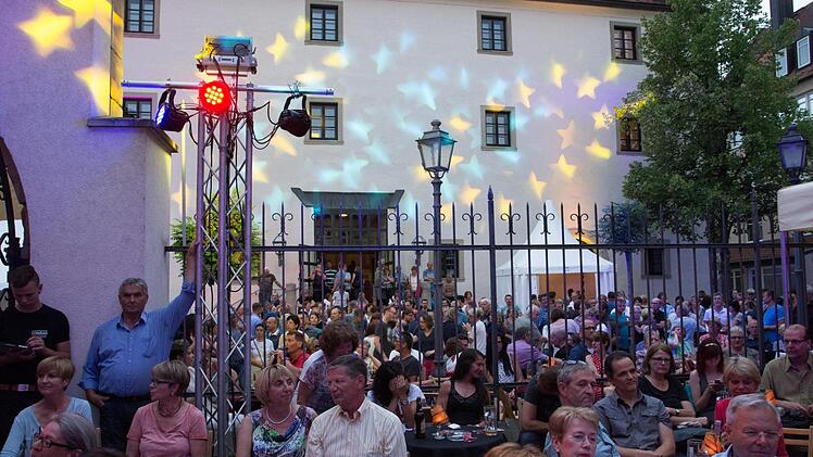 Die wechselnde Beleuchtung am späten Abend zauberte eine schöne Atmosphäre über den Platz.