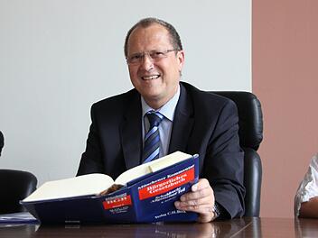 Mit den Gesetzesbüchern kennt sich Frank Arloth, der Amtschef des Bayerischen Justizministeriums, bestens aus.  Fotos: Franziska Rieger