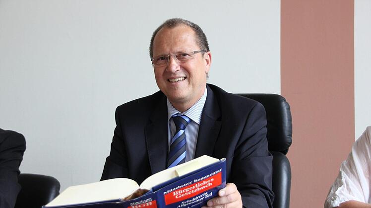 Mit den Gesetzesbüchern kennt sich Frank Arloth, der Amtschef des Bayerischen Justizministeriums, bestens aus.  Fotos: Franziska Rieger