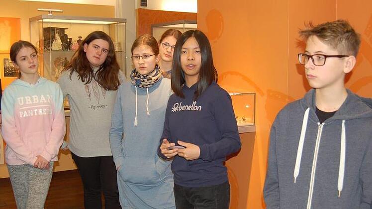 Womit Mädchen und Jungen in früheren Zeiten bevorzugt gespielt haben und warum, erklärt Ai Thuong ihren Klassenkameraden. Foto: Helke Renner