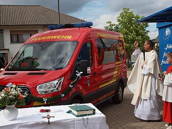 Der Staffelsteiner Pfarrer Georg Birkel segnete das neue Feuerwehrfahrzeug. Foto: Alfred Thieret