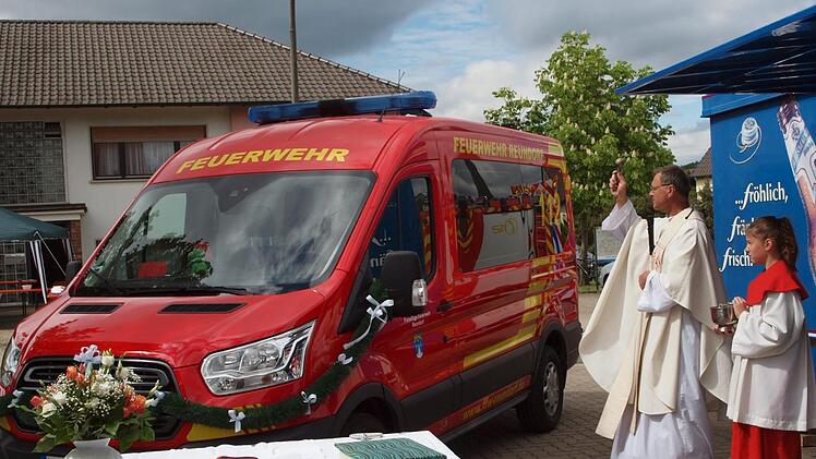 Der Staffelsteiner Pfarrer Georg Birkel segnete das neue Feuerwehrfahrzeug. Foto: Alfred Thieret