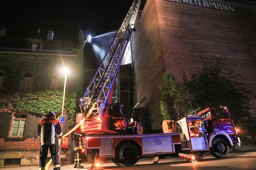 Malzfabrik Weyermann in Bamberg in Flammen: Einsatzkräfte kämpfen stundenlang gegen das Feuer
