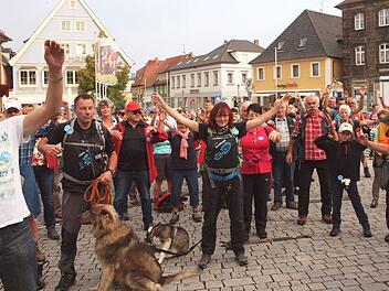Bevor sich die Teilnehmer des BR-Wandertages auf die 20 Kilometer lange Strecke begaben, beteiligten sie sich an einem "Warm-up".Foto: Alfred Thieret
