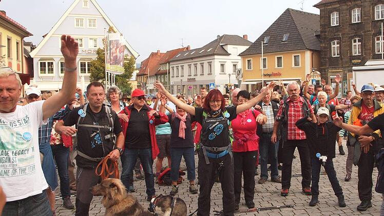 Bevor sich die Teilnehmer des BR-Wandertages auf die 20 Kilometer lange Strecke begaben, beteiligten sie sich an einem "Warm-up".Foto: Alfred Thieret