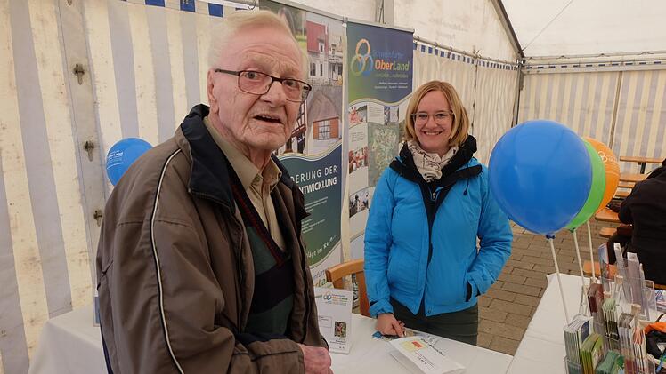 Die  Allianz "Schweinfurter OberLand" war in Ma&szlig;bach mit einem Infostand vertreten. Foto: Philipp Bauernschubert