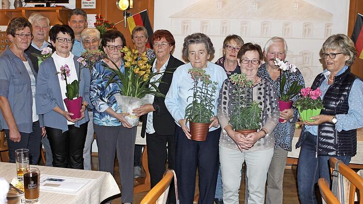 Die vom Gartenbauverein Nordhalben ausgezeichneten Gewinner des Blumenschmuckwettbewerbs mit der Vorsitzenden Barbara Wachter (links) und ihrer Stellvertreterin Marianne Köstner (7 v.l.).  Foto: Wunder