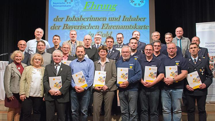 Auch ehrenamtlich tätige Männer und eine Frau aus den Freiwilligen Feuerwehren Knetzgau, Mechenried, Oberschwappach, Uchenhofen und Treinfeld wurden mit der Bayerischen Ehrenamtskarte in Gold und der Dankurkunde des Landkreises geehrt. Unser Bild zeigt die Geehrten sowie Landrat Wilhelm Schneider (zweite Reihe links), Monika Strätz-Stopfer, Leiterin des Koordinierungszentrums Bürgerschaftliches Engagement am Landratsamt (vorne links) und Juliane Freunde vom Ministerium (zweite Reihe links).