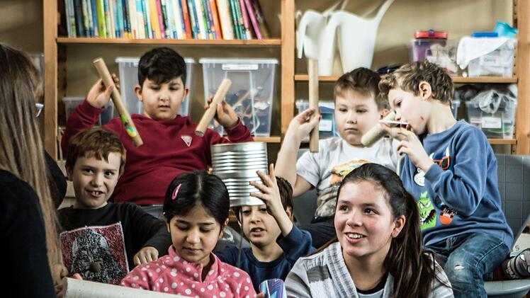 Proben-Endspurt: Schülerinnen und Schüler der Grundschule Coburg-Neuses üben für ihr Moldau-Projekt.Foto: Jochen Berger