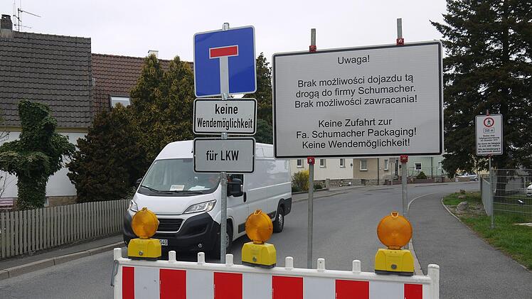 Wer lesen kann, hat's leichter im Leben. Als Lkw-Fahrer in Ebersdorf bei Coburg noch mehr als anderswo. - Foto: Berthold Köhler