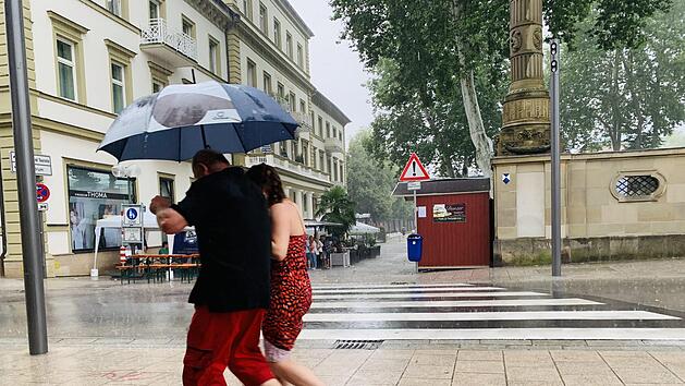 Besucher des Rakoczy-Fests fl&uuml;chten in der Ludwigstra&szlig;e vor dem pl&ouml;tzlichen Starkregen. Foto: Anja Vorndran