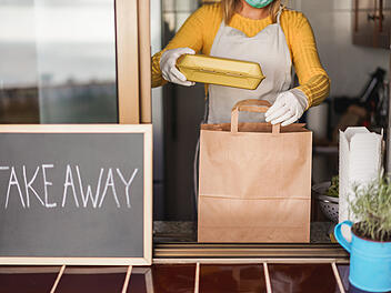 Wir haben unsere Leser gefragt, wo es in Hof das beste Essen zum Abholen gibt. In der Top-10-Liste der Restaurants ist für jeden Geschmack etwas dabei. Foto: Adobe Stock/ DisobeyArt