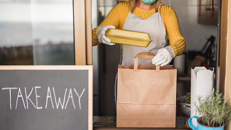 Wir haben unsere Leser gefragt, wo es in Hof das beste Essen zum Abholen gibt. In der Top-10-Liste der Restaurants ist für jeden Geschmack etwas dabei. Foto: Adobe Stock/ DisobeyArt
