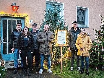 Spendenübergabe in Scherneck inmitten der Weihnachtsdeko (von links): Stephan Grau, Jana Sommerluksch, Timo Kleiber, Sandro Füchtner, Martin Klöpsch, Andrea Höllein