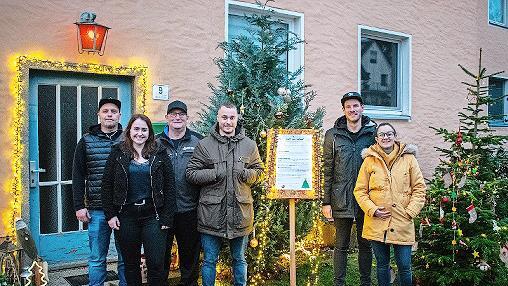 Spendenübergabe in Scherneck inmitten der Weihnachtsdeko (von links): Stephan Grau, Jana Sommerluksch, Timo Kleiber, Sandro Füchtner, Martin Klöpsch, Andrea Höllein