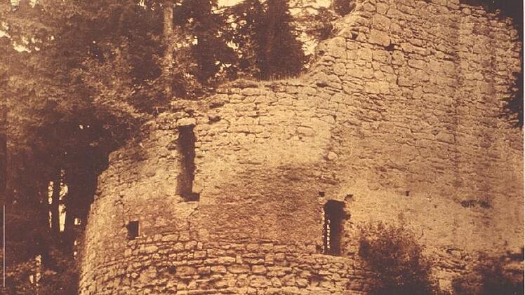 Älteste Aufnahme der Burg um 1910: Die einstige Ruine diente Künstlern als Inspiration für ihre Werke. Archivfoto.