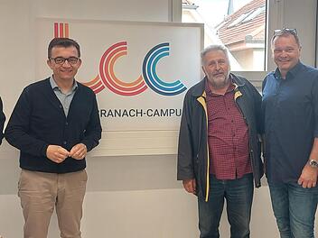 Jens Korn (Zweiter von links), Frank Ebert (Zweiter von rechts) und Hans Rebhan (rechts) informierten Andreas Sergiou (links) und Konstantionos Grammenos über das Leben in der Stadt Wallenfels.