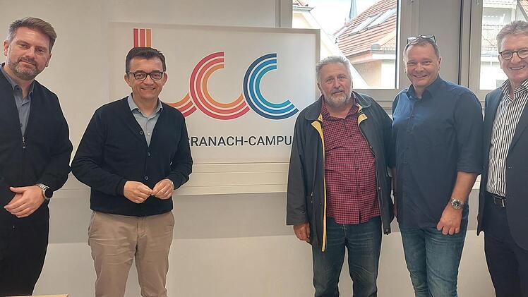 Jens Korn (Zweiter von links), Frank Ebert (Zweiter von rechts) und Hans Rebhan (rechts) informierten Andreas Sergiou (links) und Konstantionos Grammenos über das Leben in der Stadt Wallenfels.