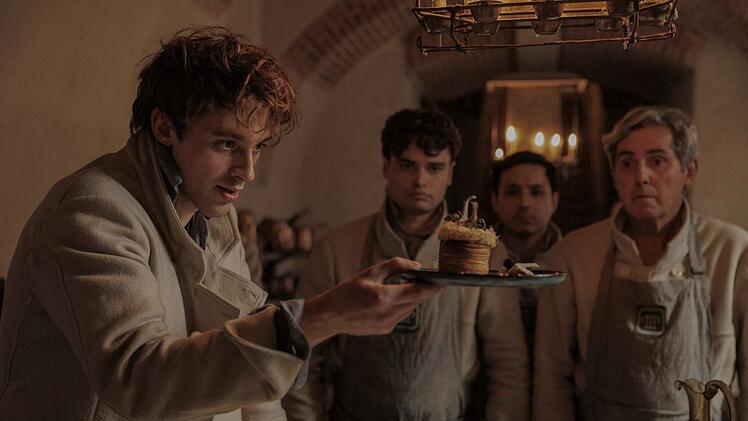 Dass Frankreich als Ort der Haute Cuisine gilt, liegt auch an Antonin Carême (Benjamin Voisin, links). Apple widmet dem ersten Starkoch der Welt nun die schlicht betitelte Serie "Carême".
