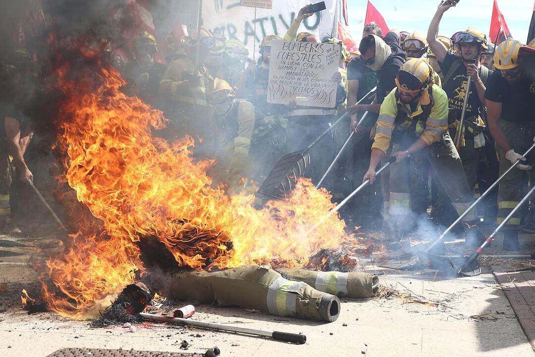 Feuerwehrleute demonstrieren in Spanien