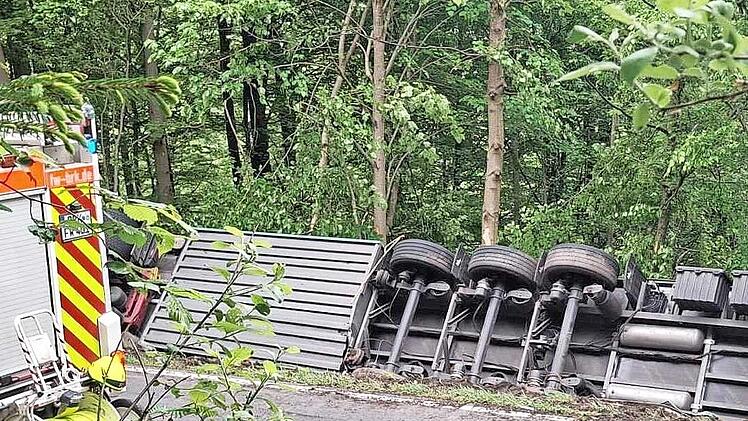 Ein Lastwagen ist zwischen Bad Br&uuml;ckenau und Staatsbad eine B&ouml;schung heruntergefahren und umgekippt.