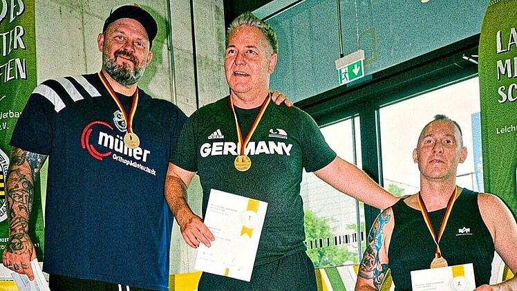 So sehen Sieger aus: Der Niederndorfer Kugelsto&szlig;er Andreas Gr&ouml;bner (li.) bei der Siegerehrung.Andreas Gr&ouml;bner
