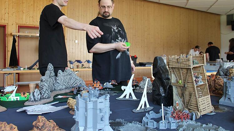 Holger Wurst (rechts) und Malte Mueller beraten über den Aufbau der Miniatur-Figuren und -Landschaftsteile in der CoJe. Seit 2009 wird hier einmal im Jahr der "Apocalypticon" für Fans von Strategie- und Rollenspielen organisiert. Fotos: Vivian Hopf