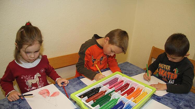 Laura, Fabian und Jannik (v. l.) malen für den Nikolaus. Foto: Sonja Adam