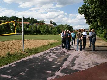 Vom sanierungsbedürftigen Zustand der Freisportanlagen im Freibad in Eltmann machte sich der Bauausschuss am Montag ein Bild.  Foto: Sabine Weinbeer