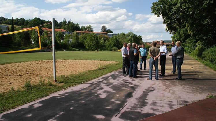 Vom sanierungsbedürftigen Zustand der Freisportanlagen im Freibad in Eltmann machte sich der Bauausschuss am Montag ein Bild.  Foto: Sabine Weinbeer