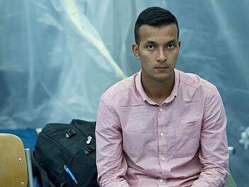 Minderjährige Jugendliche, wie der 16-jährige Ali aus Afghanistan, die ohne Eltern in Deutschland ankommen, werden in die Obhut der Jugendämter gegeben. Die Stadt Coburg bemüht sich jetzt, für diese jungen Flüchtlinge "Eltern auf Zeit" zu finden.  Foto: Boris Roessler / dpa