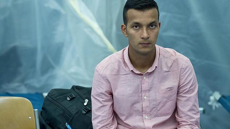 Minderjährige Jugendliche, wie der 16-jährige Ali aus Afghanistan, die ohne Eltern in Deutschland ankommen, werden in die Obhut der Jugendämter gegeben. Die Stadt Coburg bemüht sich jetzt, für diese jungen Flüchtlinge "Eltern auf Zeit" zu finden.  Foto: Boris Roessler / dpa