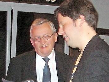 G&uuml;nter Dippold und Kreisvorsitzender Holger Then nach dem Vortrag bei der &Uuml;bergabe des Pr&auml;sentkorbes Foto: privat
