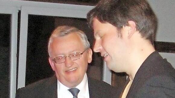 G&uuml;nter Dippold und Kreisvorsitzender Holger Then nach dem Vortrag bei der &Uuml;bergabe des Pr&auml;sentkorbes Foto: privat