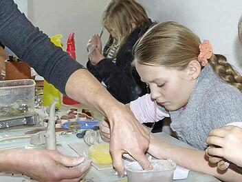 Auch T&ouml;pfern f&uuml;r Kinder findet wieder statt.  Foto: Winfried Ehling/Archiv