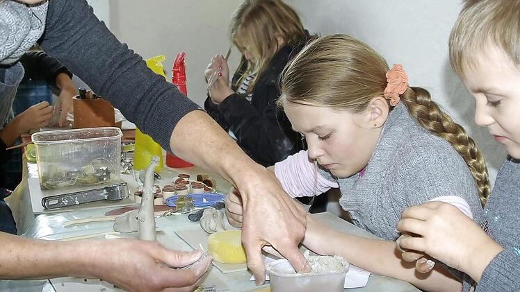 Auch T&ouml;pfern f&uuml;r Kinder findet wieder statt.  Foto: Winfried Ehling/Archiv