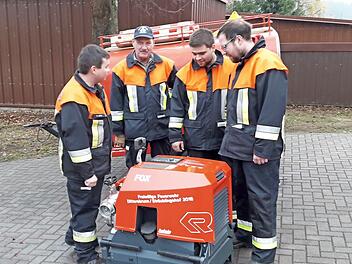 Die Maschinisten Sebastian Batz (links) und Philipp Hertel (3. v. li.) weisen Bernhard Engert (2. v. li.) und Gunzelmann Holger (rechts) in die Funktionsweise der neuen Tragkraftspritze der Feuerwehr Dittersbrunn-Str&auml;ublingshof ein.  Foto: Martina Drossel