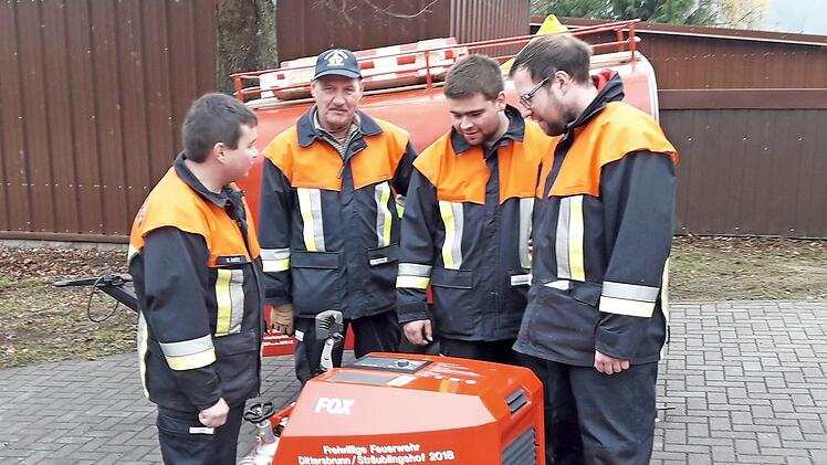 Die Maschinisten Sebastian Batz (links) und Philipp Hertel (3. v. li.) weisen Bernhard Engert (2. v. li.) und Gunzelmann Holger (rechts) in die Funktionsweise der neuen Tragkraftspritze der Feuerwehr Dittersbrunn-Str&auml;ublingshof ein.  Foto: Martina Drossel