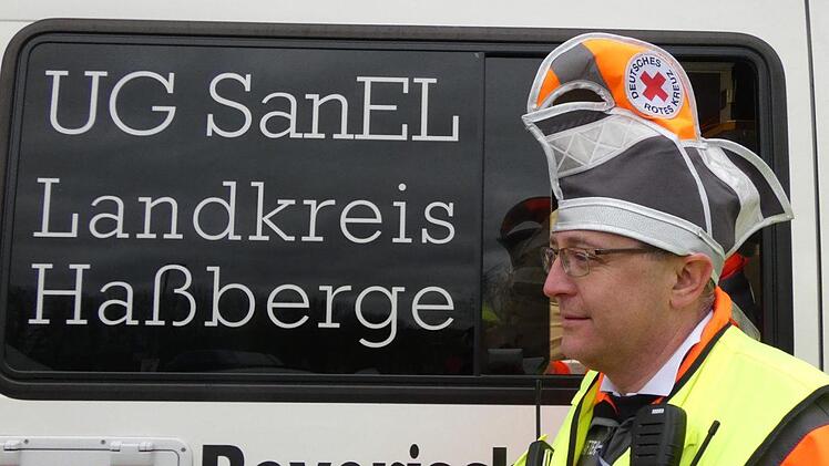 Einsatzleiter Christian Krämer hatte sich extra für den Faschingseinsatz eine BRK-Narrenkappe gebastelt.