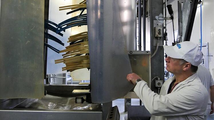 Während bei Rindern die Haut abgezogen wird, werden die Borsten von Schweinen abgeflammt und die Tierkörper anschließend in einer Art Kessel bei einer Wassertemperatur von 62 Grad abgebrüht. Anschließend werden verbliebene Borsten in einer Maschine, die an eine kleine Waschstraße erinnern, entfernt. Foto: Sandra Hackenberg