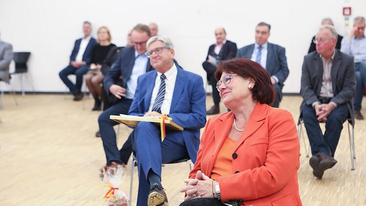 Ausgeschiedene Kreisräte wurden verabschiedet. Hier im Vordergrund Mathilde Hartmann. Barbara Herbst
