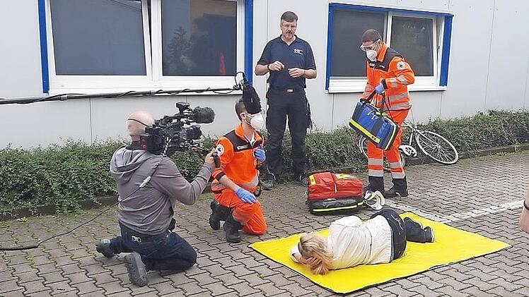 Auch der Bayerische Rundfunk interessierte sich bereits für das Projekt der gebärdensprachlichen Notfallunterstützung und kam für Filmaufnahmen nach Erlangen.
