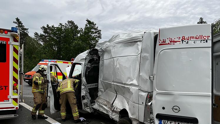 Unfall mit Bus und Kleintransporter: Mehrere Personen verletzt