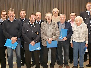 Zahlreiche Mitglieder wurden für eine 40 , 50, 60 und 70 jährige Mitgliedschaft im Feuerwehrverein bei der Jahreshauptversammlung geehrt.