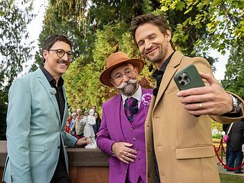 Adeliger Besuch auf der frühlingshaften Drachenburg (von links): Colmar Schulte-Goltz und Horst Lichter begrüßen den Schauspieler August Wittgenstein.