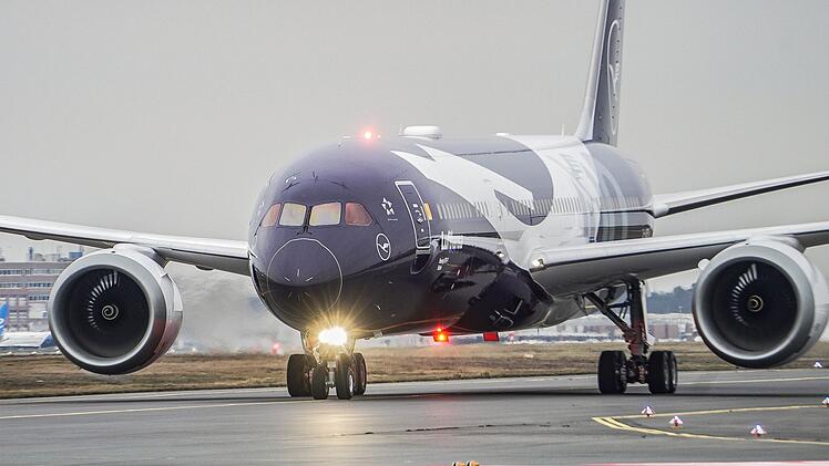 Boeing 787-9 mit Sonderlackierung &laquo;100 Jahre Lufthansa&raquo;