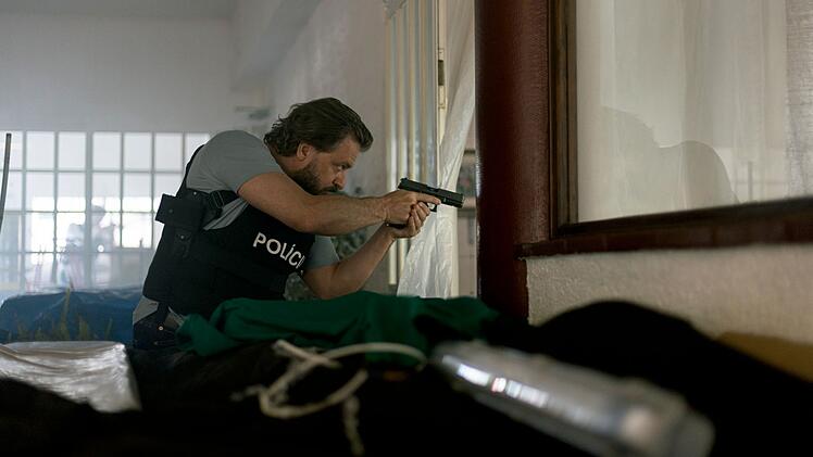 Carlos Esteves (Daniel Christensen) greift gerne mal zu unlauteren Methoden - und wenn es sein muss, dann auch zur Waffe.