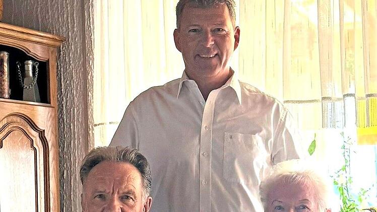 Der B&uuml;rgermeister gratuliert.Gemeinde Oberhaid
