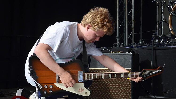 ... Gitarre stimmen muss auch mal sein. Foto: Cody Davis