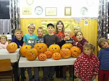 Stolz präsentieren die Jungs und Mädels der Kinderfeuerwehr Neubrunn ihre fertigen Kürbisgesichter. Foto: Janina Reuter